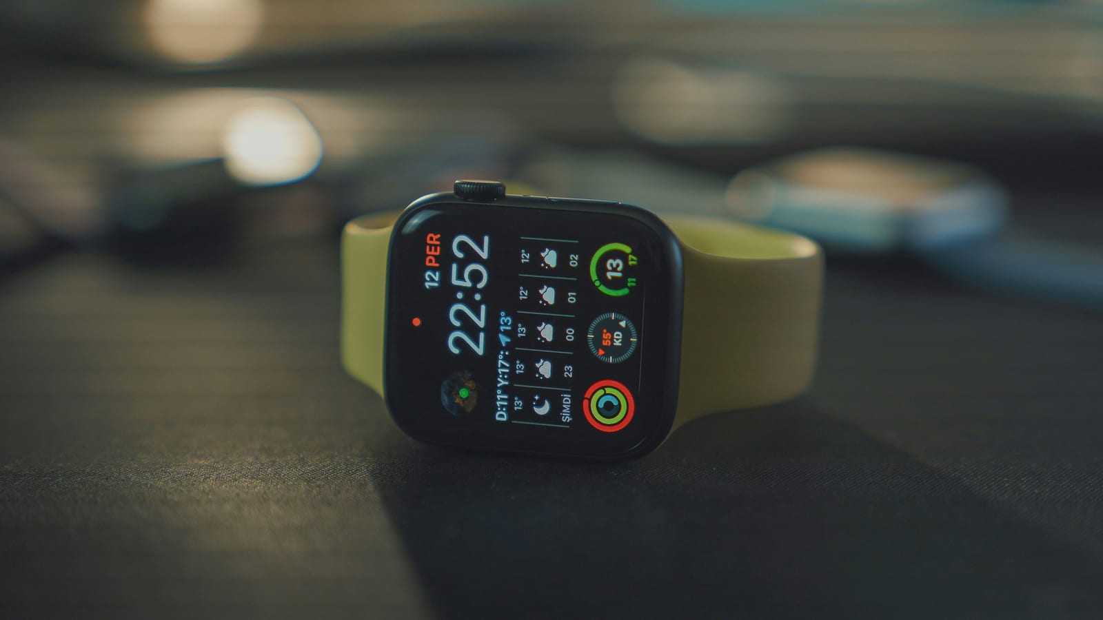 Smartwatch no pulso exibindo a tela de notificações