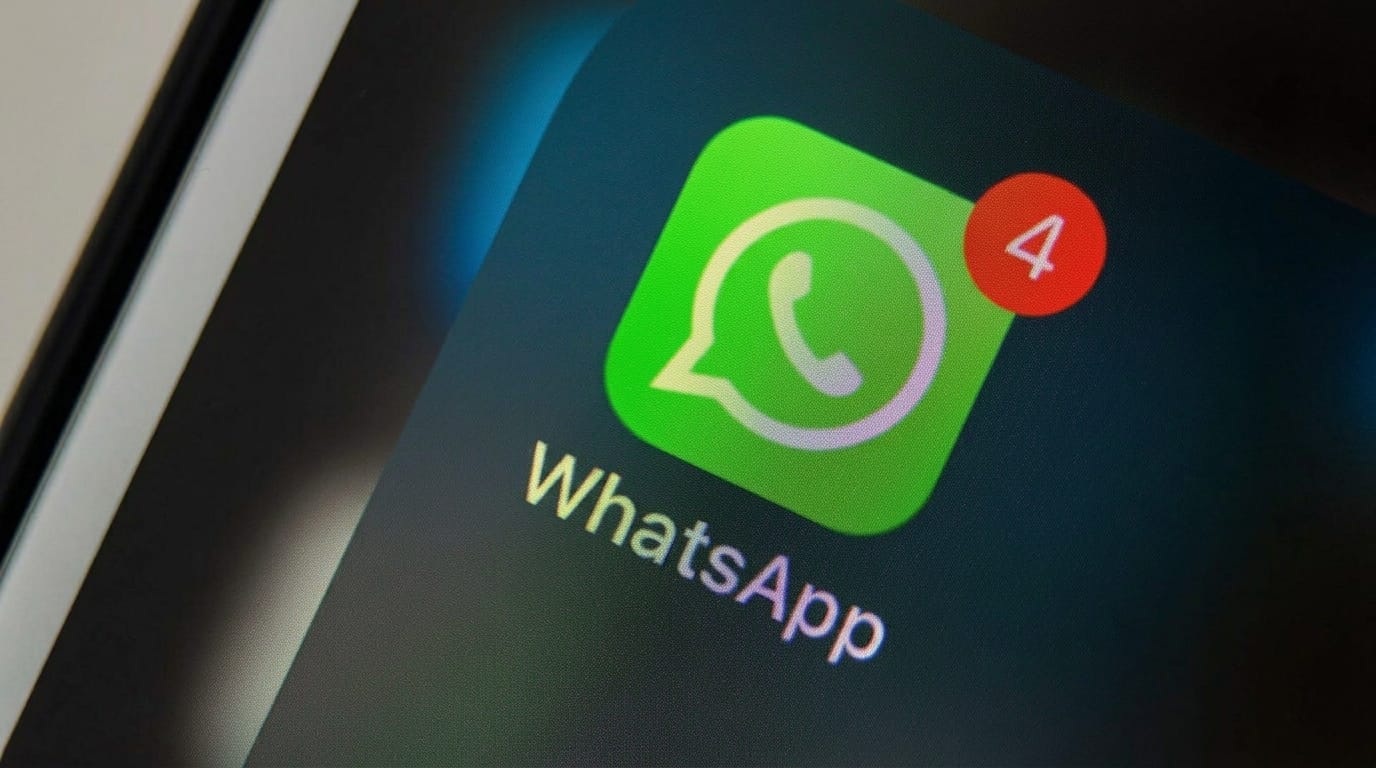Ícone do WhatsApp com notificações na tela de um smartphone